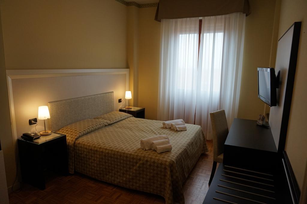 Hotel Astoria Fidenza Camera foto